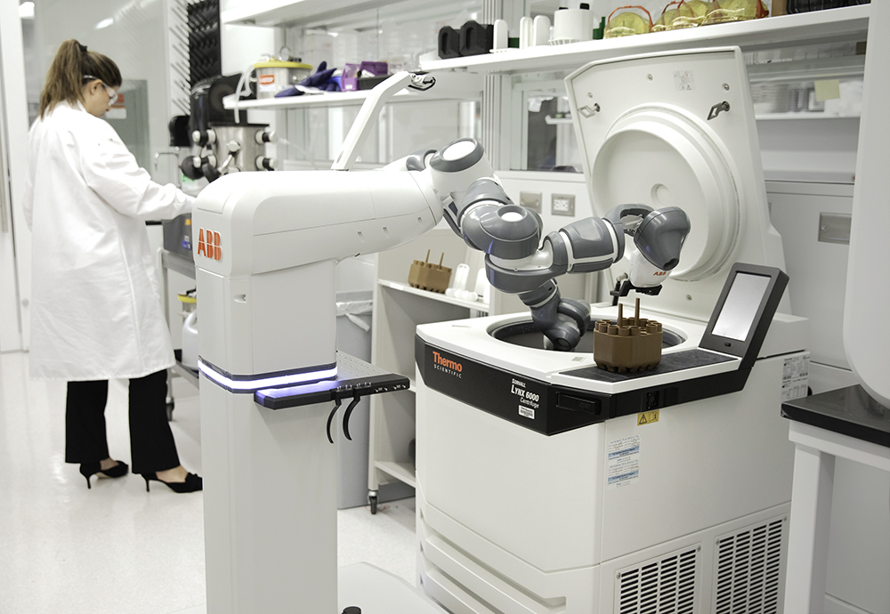 ABB 为未来医院展示移动实验室机器人概念