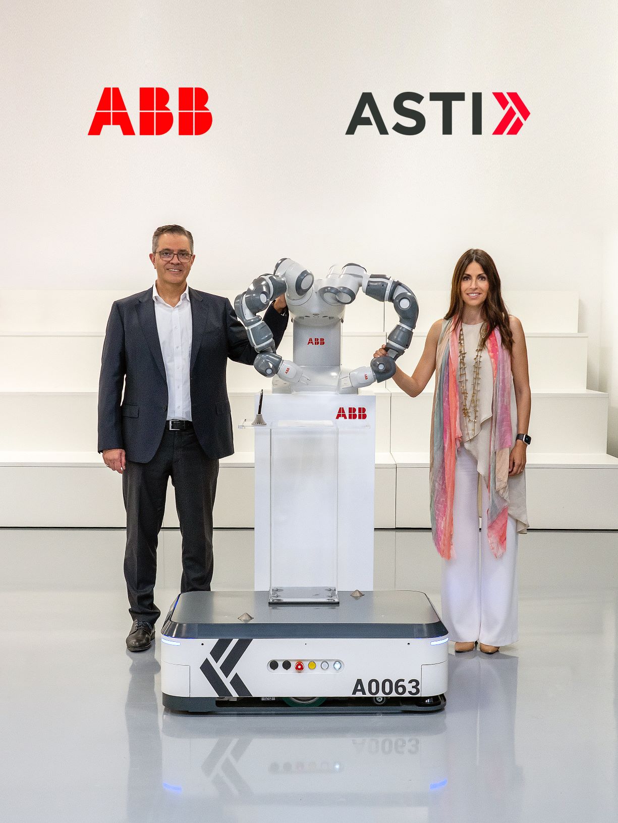 ABB 机器人与离散自动化业务总裁 Sami Atiya 和 ASTI 首席执行官 Veronica Pascual Boé