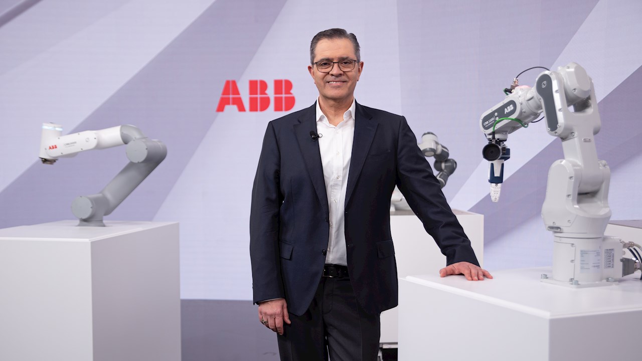 ABB 机器人与离散自动化总裁 Sami Atiya 与 ABB 的下一代协作机器人(照片：Oliver Baer)